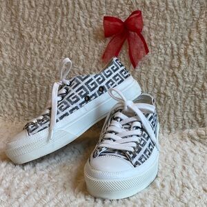 Givenchy Monochrome Logo City Low Sneakers
